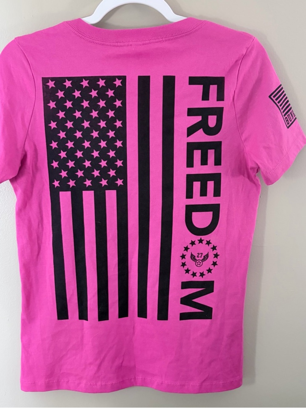 Bunker 27 Freedom Flag V-Neck Tee Berry Pink Small NWT Patriotic Military - Picture 3 of 6